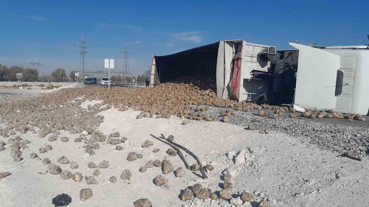 Konya Karapınar'da Devrilen Pancar Yüklü Tırda 1 Kişi Yaralandı