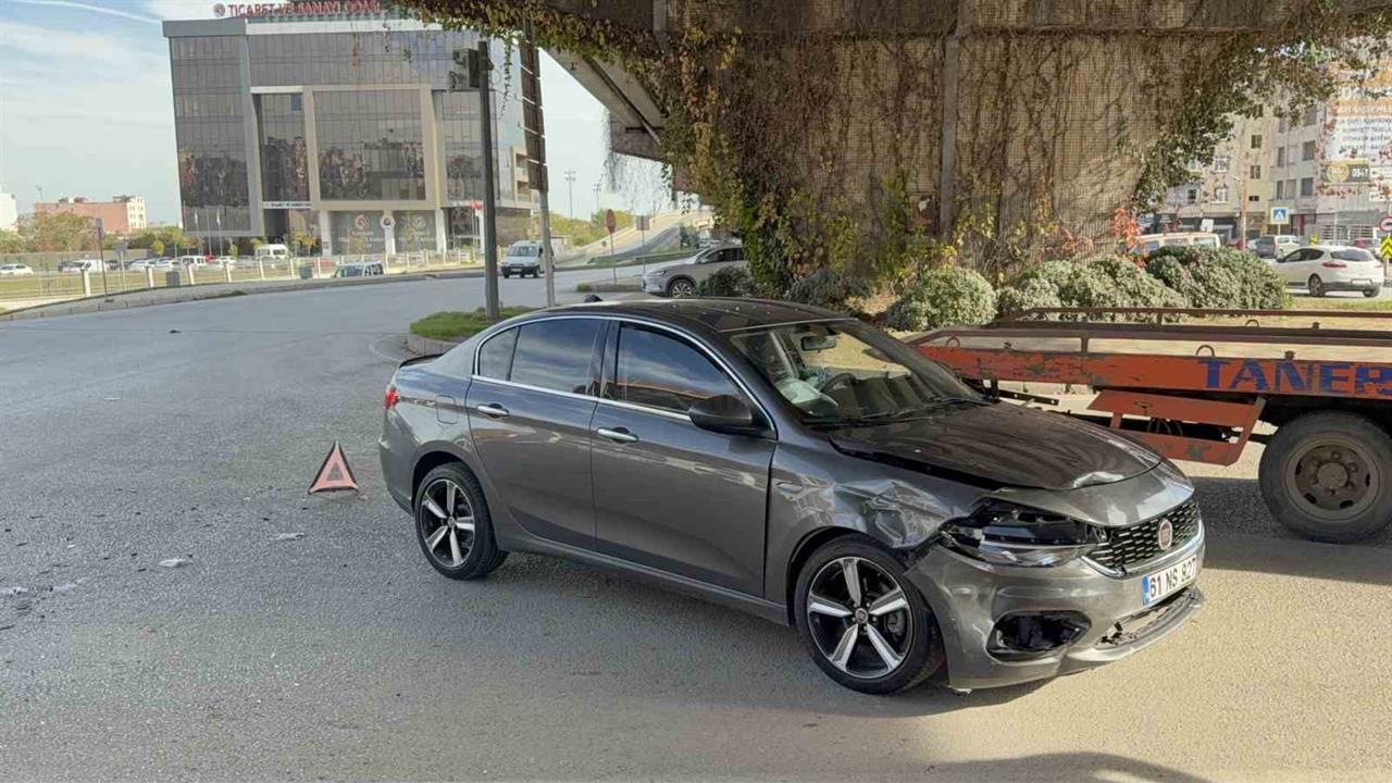 Samsun Canik'te Kavşakta İki Otomobilin Çarpışması Sonucu 2 Kişi Yaralandı