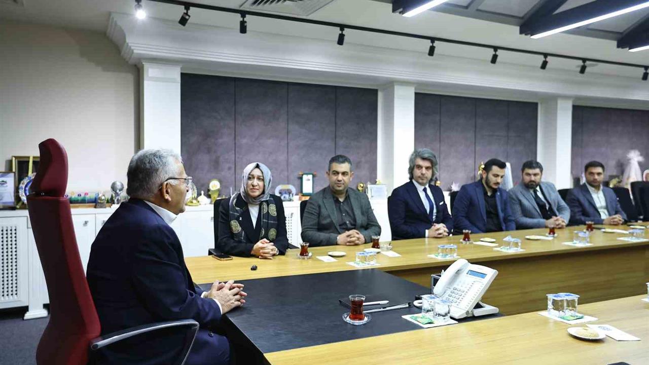 Kayseri Hacılar İlçe Başkanı Fazilet Kahraman, Büyükkılıç ile bir araya geldi.