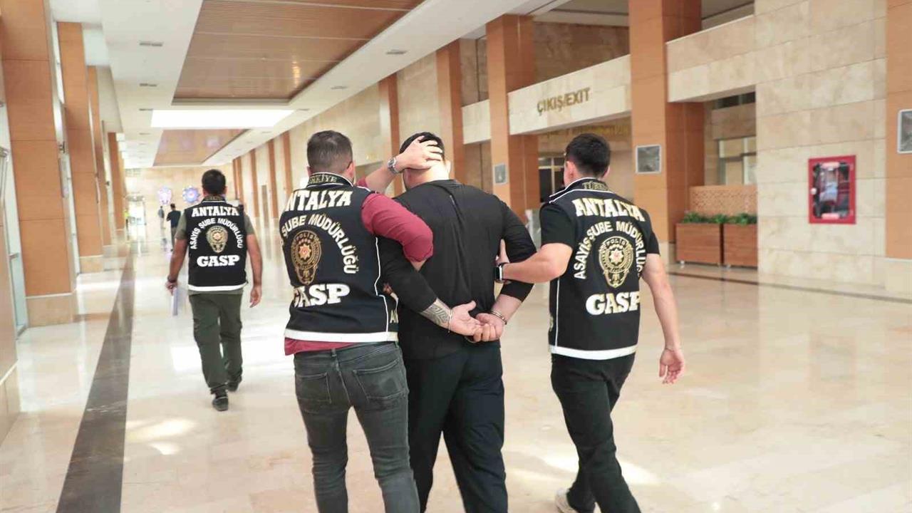 Antalya'da 18 Yıl 7 Ay 17 Gün Hapis Cezası ile Aranan Şahıs Ekipler Tarafından Ele Geçirildi