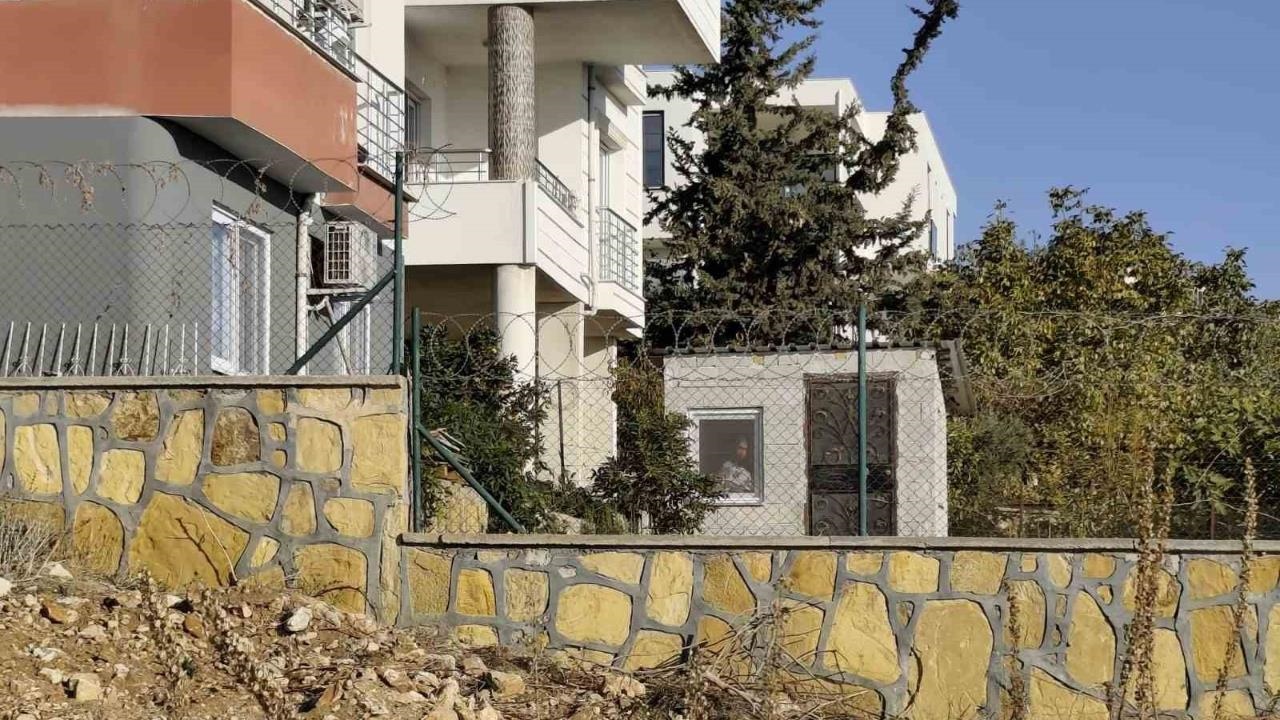 Mersin’de İnanılmaz İddia: %90 Engelli Kadın 3 Yıldır Bahçedeki Kulübede Kilitli Tutuluyor" Ablasından Şok Açıklama… "ben Kardeşime Çok İyi Bakıyorum!