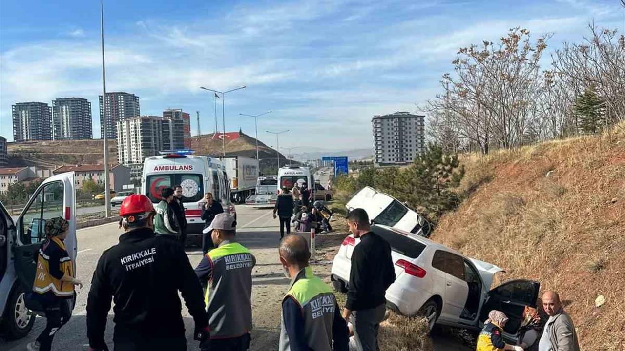 Kırıkkale Merkez'de İki Otomobilin Çarpışması Sonucu 8 Kişi Yaralandı