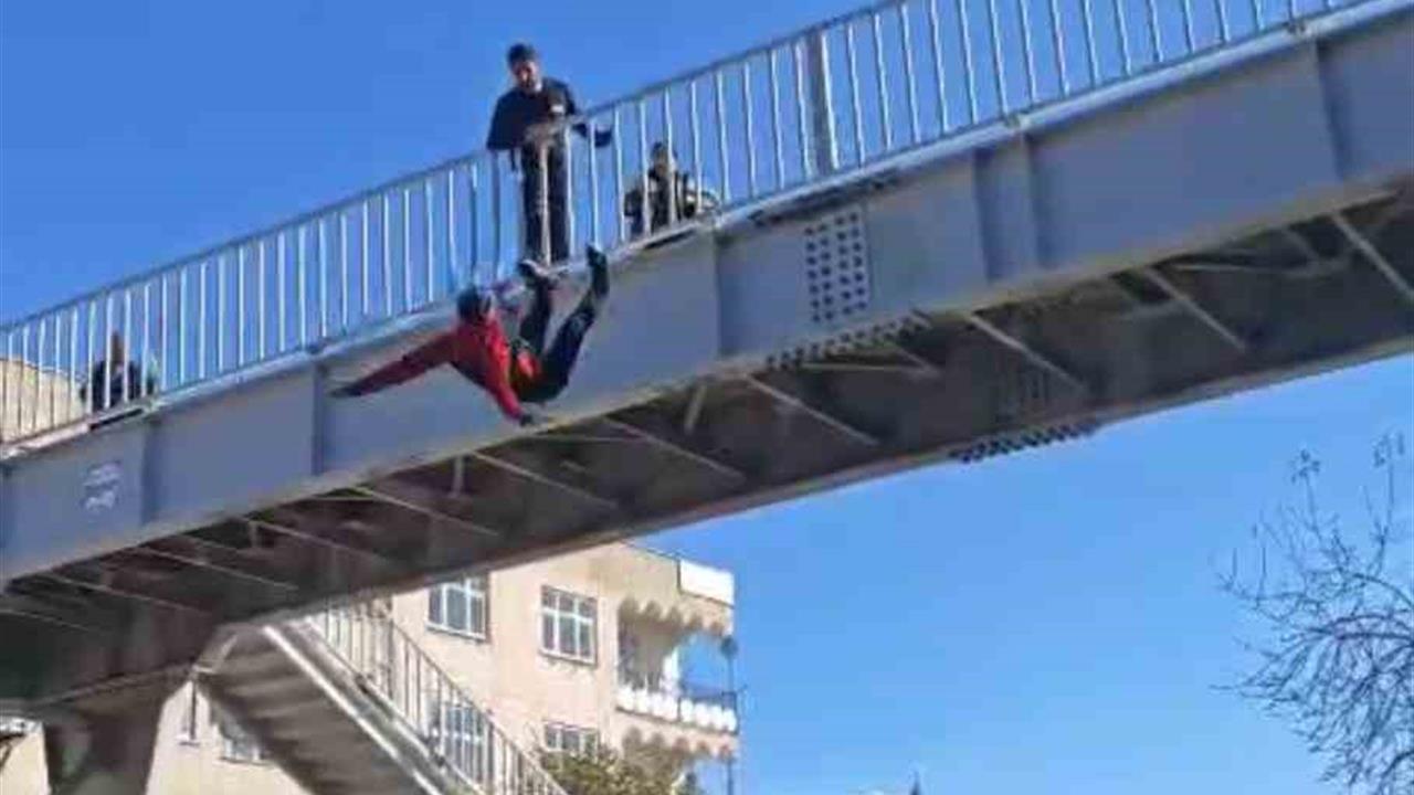 Diyarbakır Ergani'de İntihar Girişiminde Bulunan Kişi İtfaiyenin Havalandırma Mindere ile Kurtarıldı