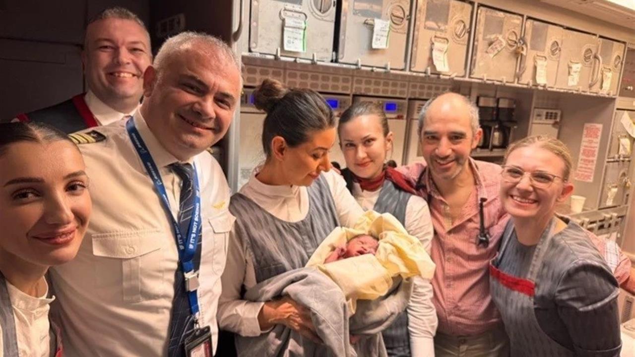 İstanbul'dan Manila'ya Giden Uçakta Filipinli Yolcu Sağlıklı Bir Şekilde Doğum Yaptı
