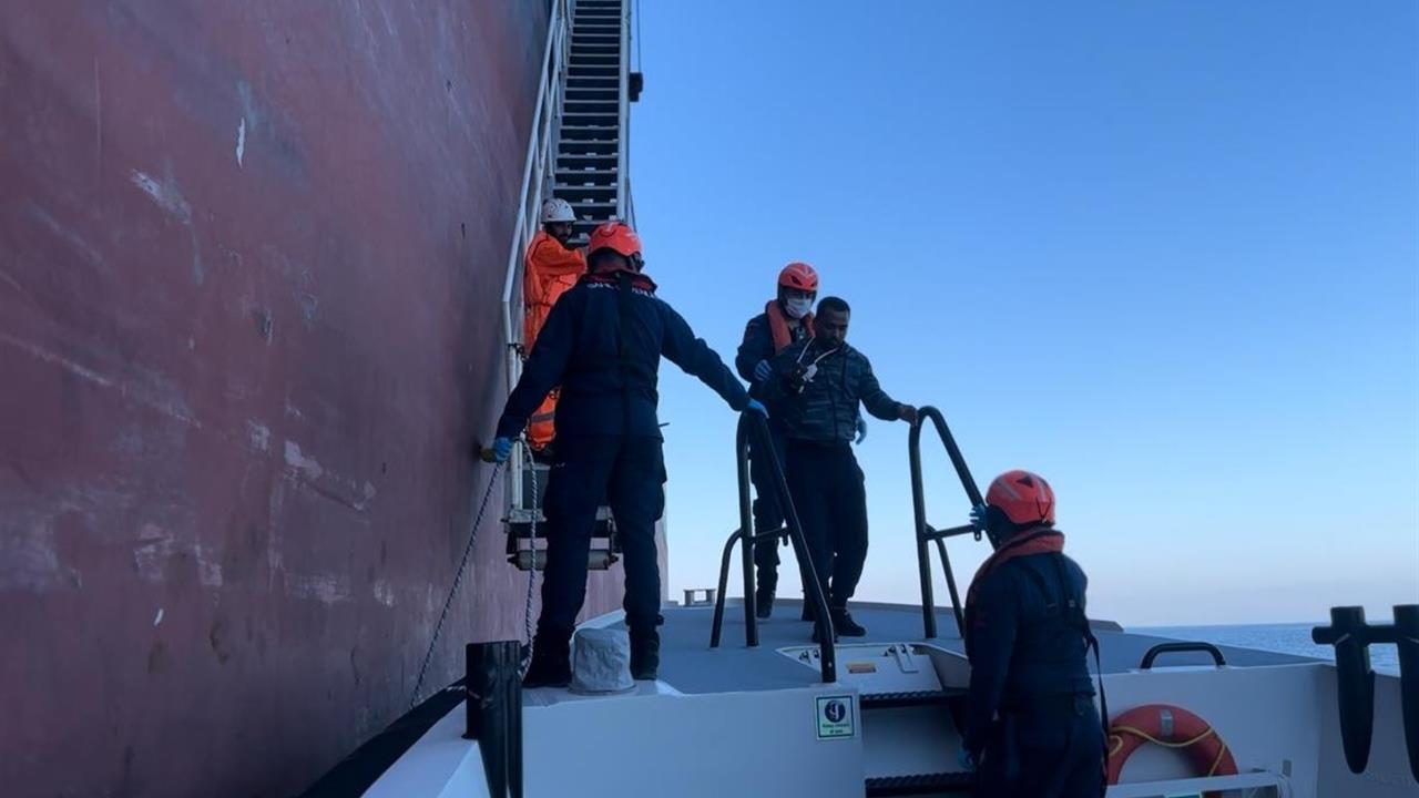 Çanakkale Boğazı'nda Tanker Kazasında Yaralanan İşçiye Tıbbi Müdahale Yapıldı