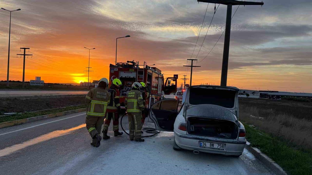 Balıkesir Bandırma'da Seyir Halindeki Araçta Yangın Çıktı