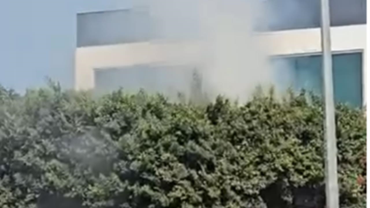 Mersin'de Boşaltılan Elektronik Firmasının Eşyalarının Bulunduğu Binada Yangın Çıktı