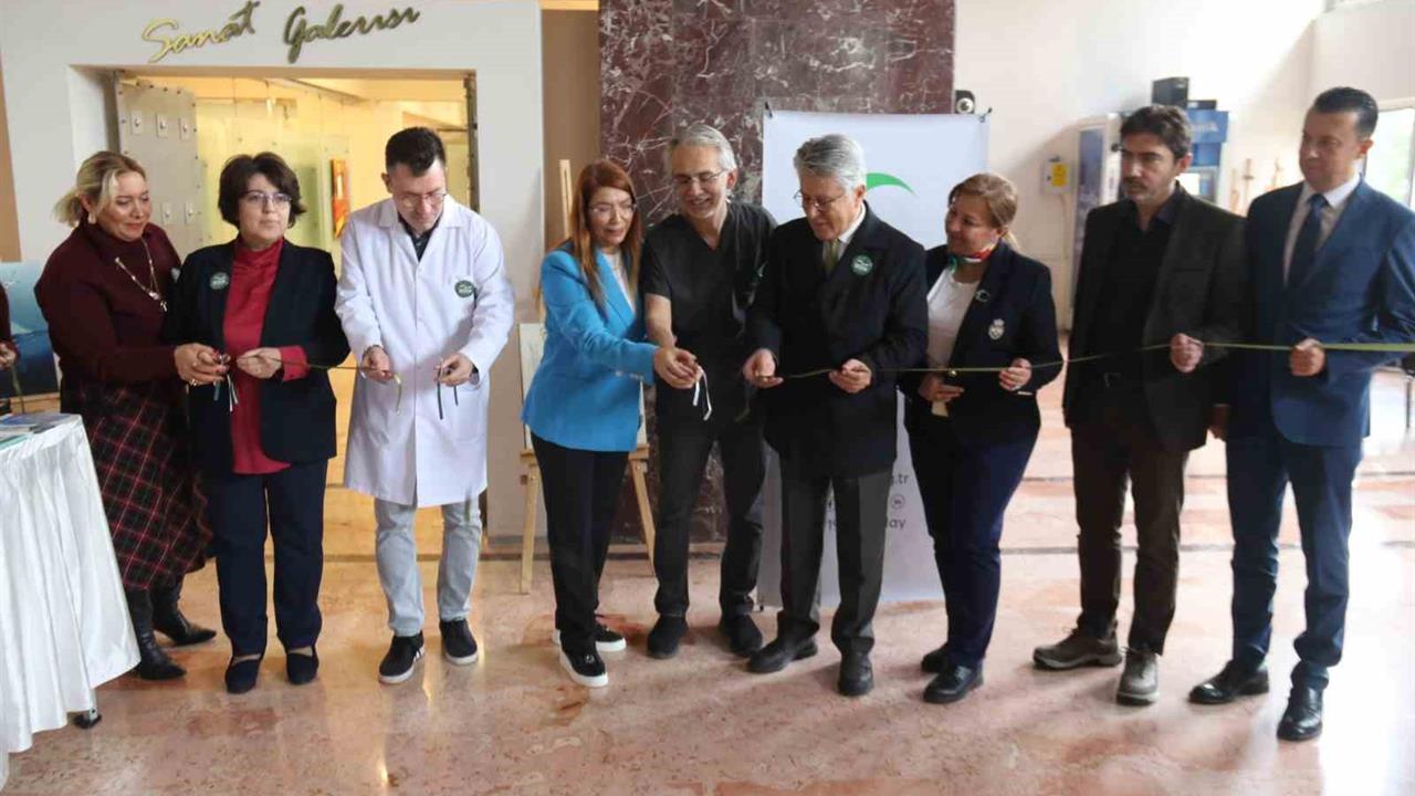 Eskişehir'de Yeşilay tarafından düzenlenen bağımlılık temalı karikatür sergisi açıldı.