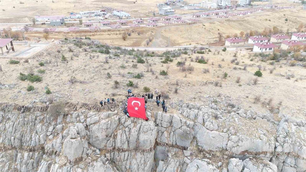 Adıyaman Kahta'da Gençlerin Katılımıyla Doğa Yürüyüşü Düzenlendi