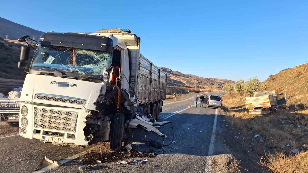 Siirt Şirvan'da İki Kamyonun Çarpışması Sonucu 1 Kişi Yaralandı