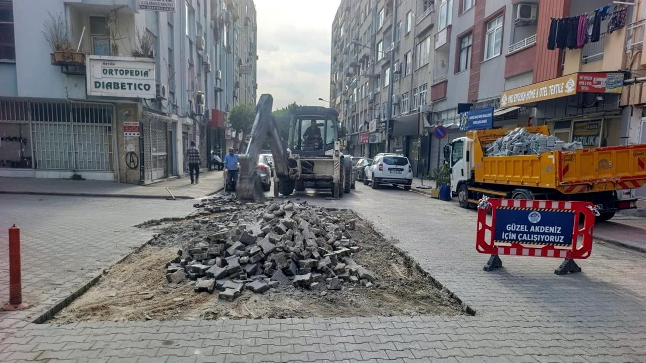 Mersin Akdeniz'de Sokak Yenileme Çalışmaları Hız Kesmeden Sürüyor