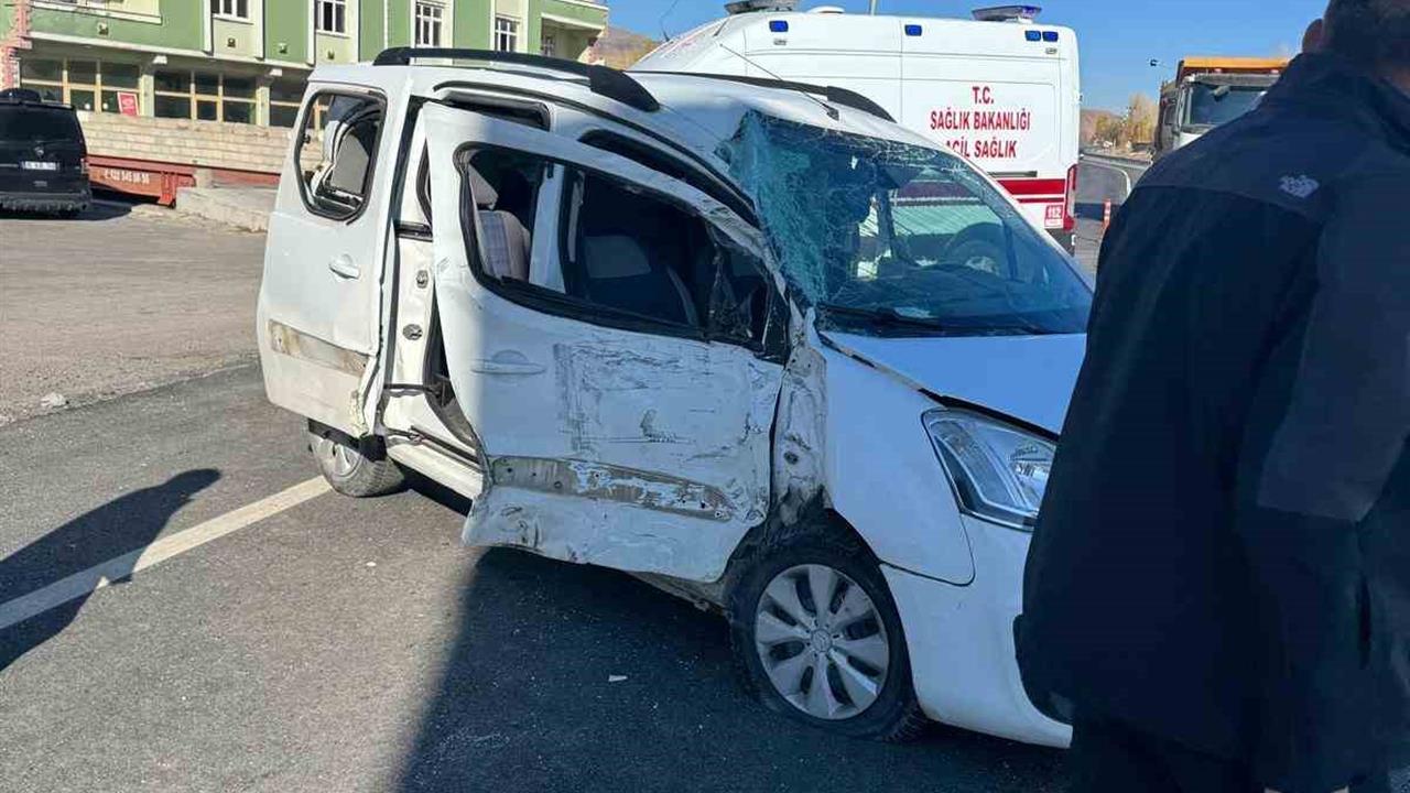 Van Muradiye'de Kum Yüklü Kamyon ile Ticari Araç Çarpıştı, 3 Yaralı