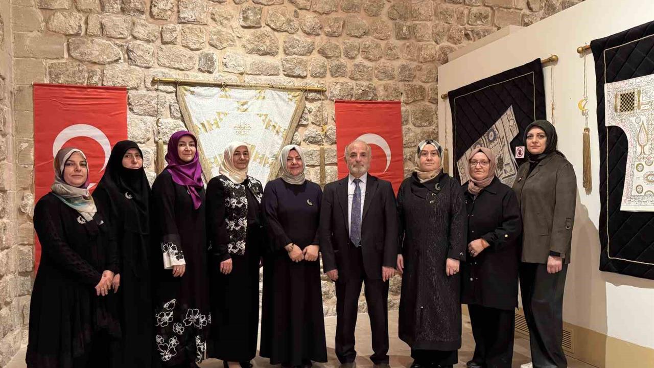 Mardin'de "Dualı Sultan Gömlekleri" Sergisi Ziyarete Açıldı