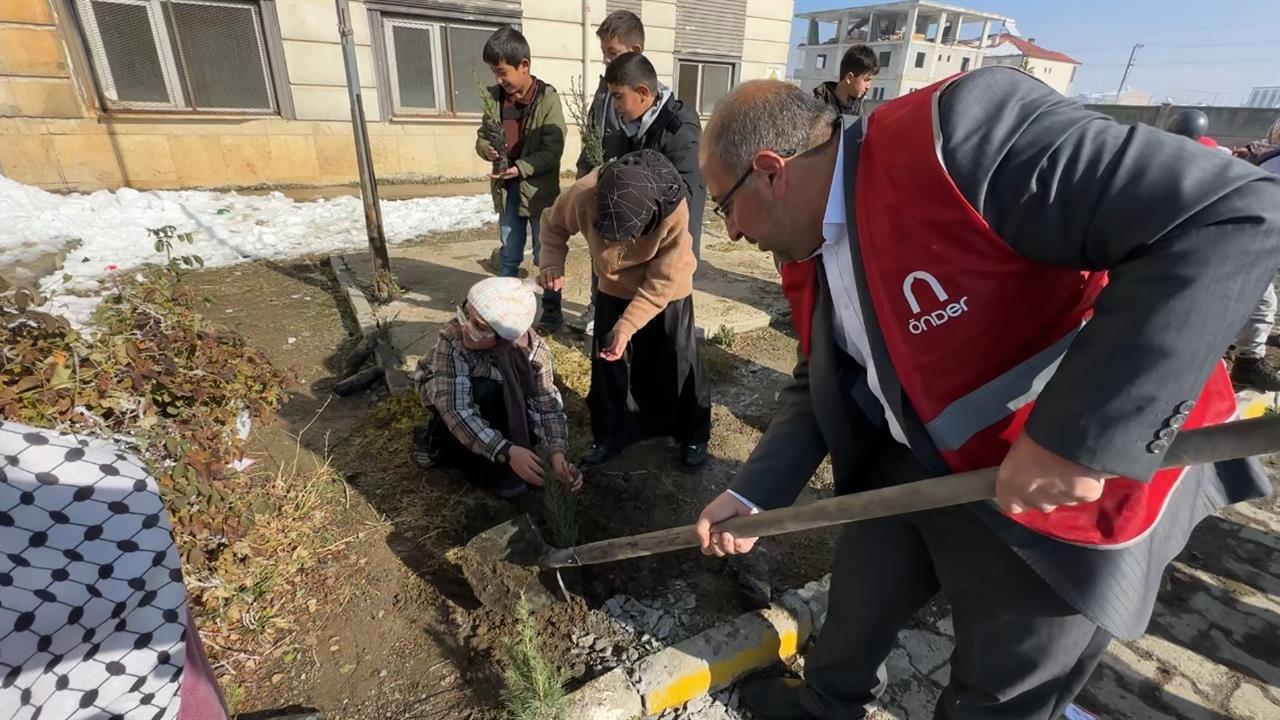 Yüksekova'da "Türkiye Yeşeriyor, Gazze Güçleniyor" Projesi Kapsamında Fidanlar Dikildi
