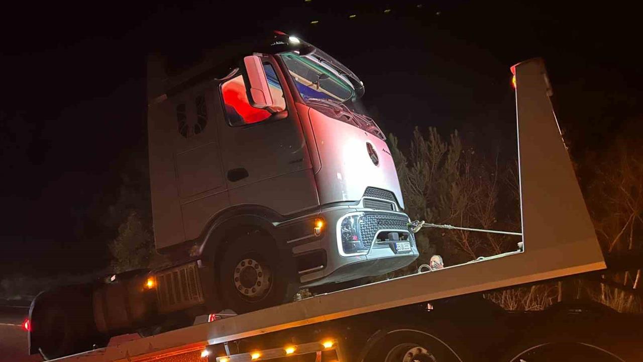 Balıkesir'de Tırın Direksiyonunun Kilitlenmesi Sonucu Trafik Uzun Süre Durdu