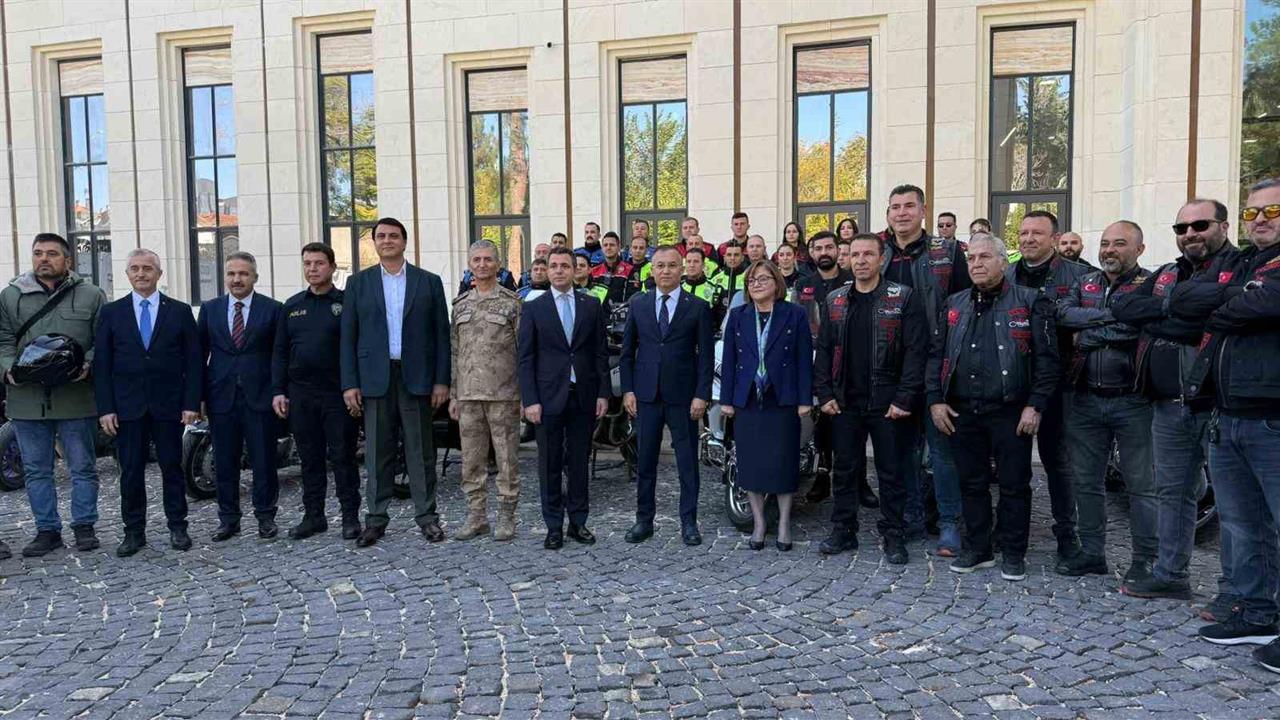 Gaziantep'te "Kebap Dumansız, Motor Kasksız Olmaz" Sloganıyla Kask Farkındalık Projesi Tanıtıldı.