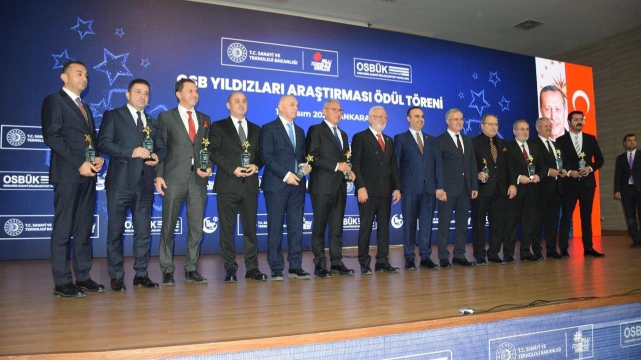 Kayseri OSB Başkanı Mehmet Yalçın, Ankara'da düzenlenen ödül töreninde Sanayi ve Teknoloji Bakanı Kacır'dan ödül aldı.