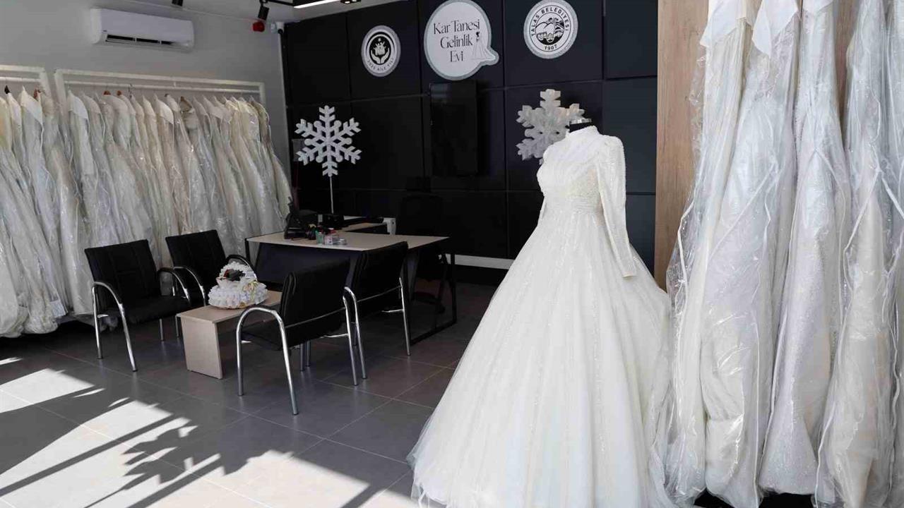 Kayseri Talas'ta Kar Tanesi Gelinlik Evi, genç çiftlere destek sunuyor.