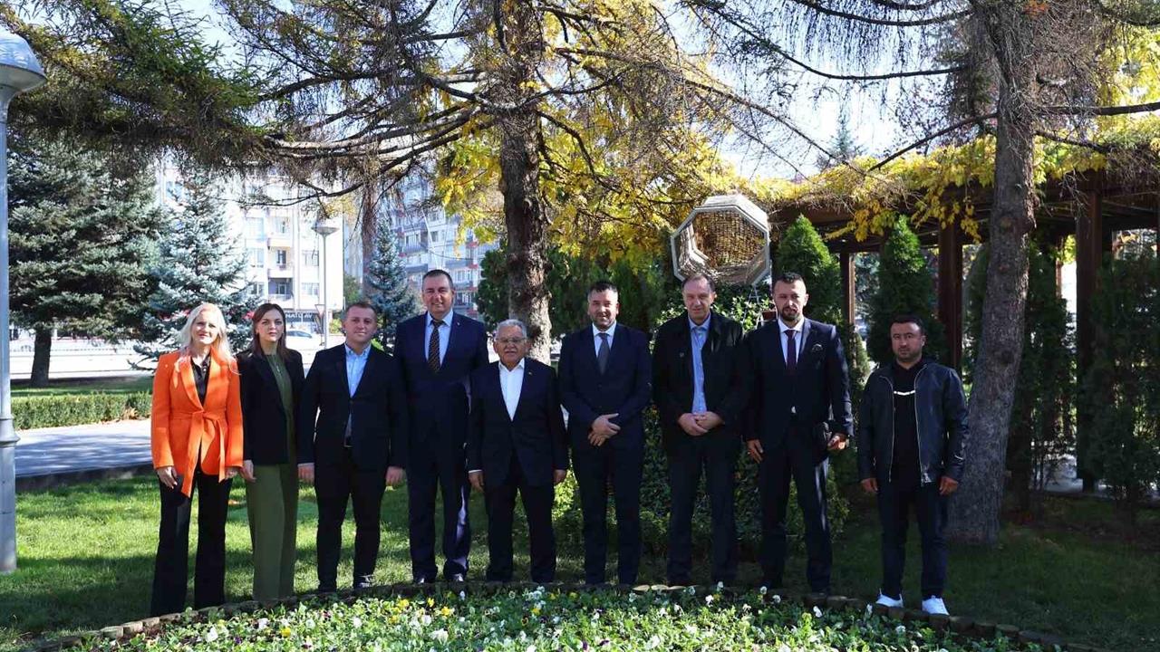 Kayseri Büyükşehir Belediye Başkanı Büyükkılıç, Bosna-Hersek heyetine şehir hakkında bilgi verdi.