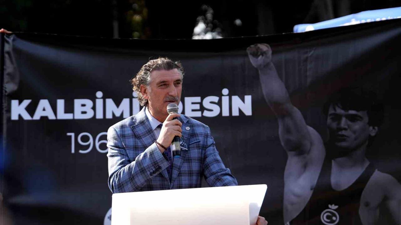 İstanbul'da Naim Süleymanoğlu'nun Anma Törenine Katılım Yoğundu