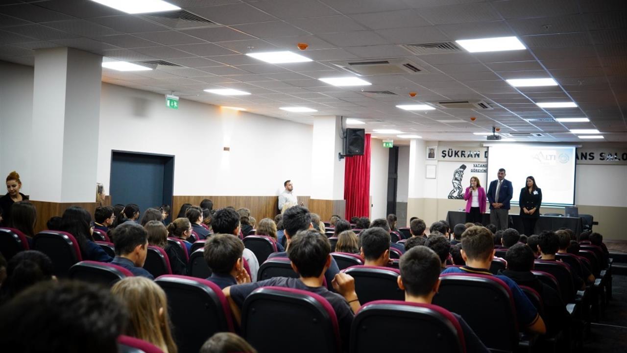 Konyaaltı Belediyesi, okul kütüphanesine kitap bağışında bulundu.