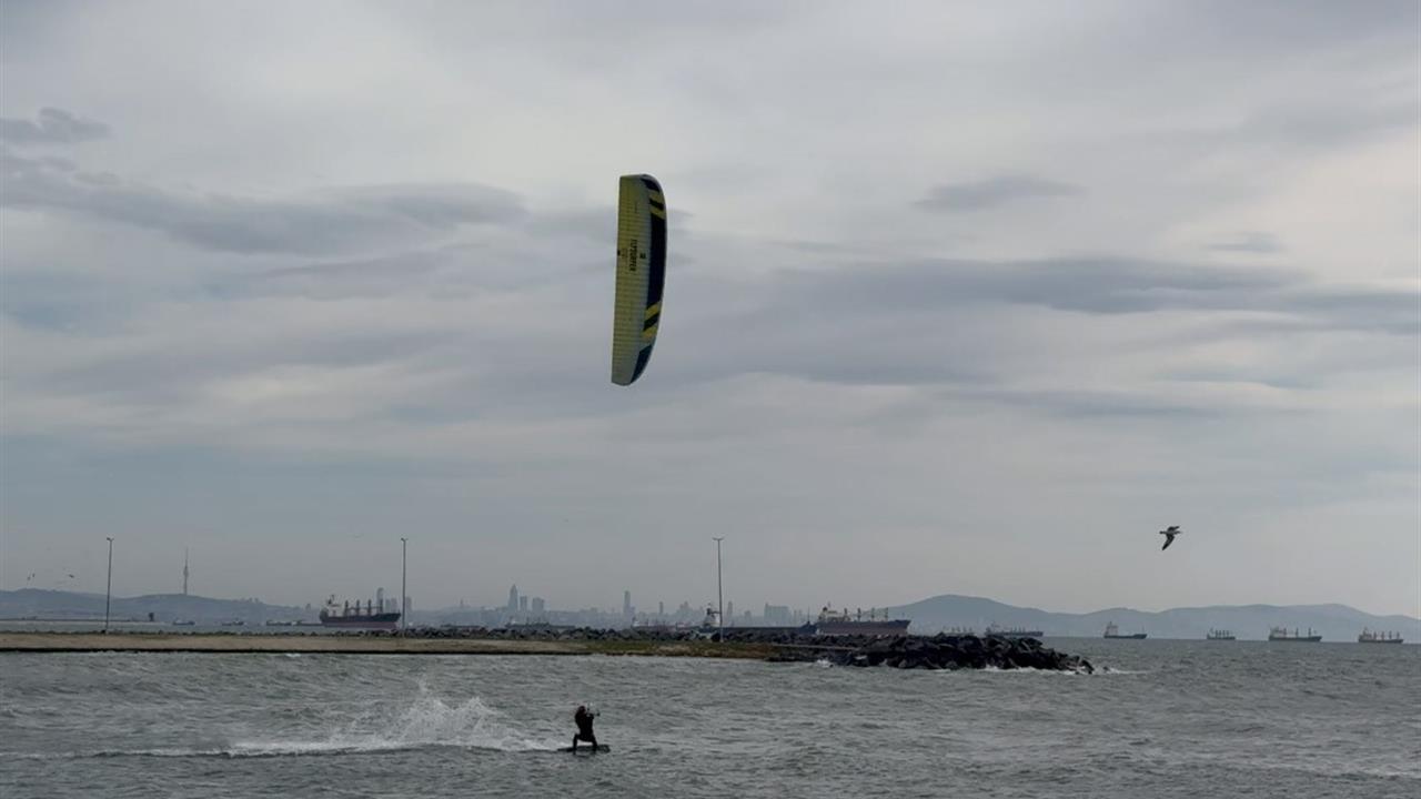 İstanbul Bakırköy Yeşilköy'de Sörf Tutkunları Lodosla Eğlendi