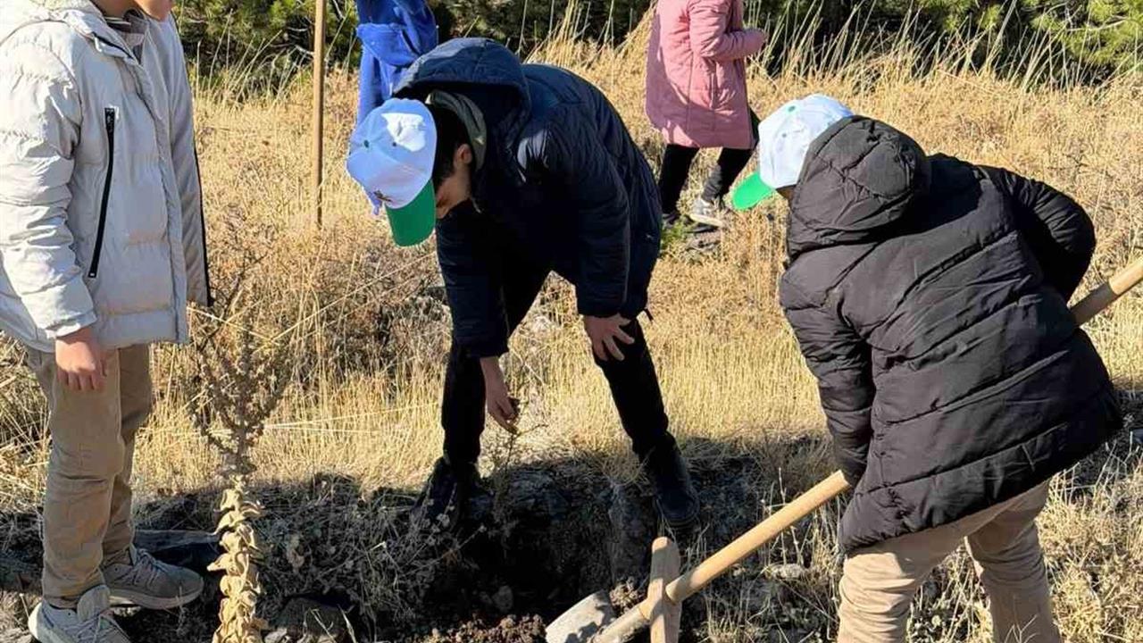 Elazığ Sivrice'de Fidan Dikme Etkinliği ile Çevre Duyarlılığı Artırıldı