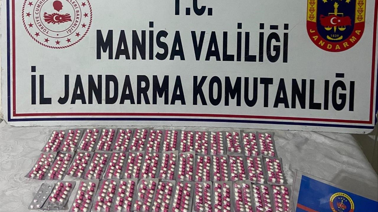 Manisa Salihli'de Jandarma, Uyuşturucu Sevkiyatını Engelleyerek 560 Hap Ele Geçirdi