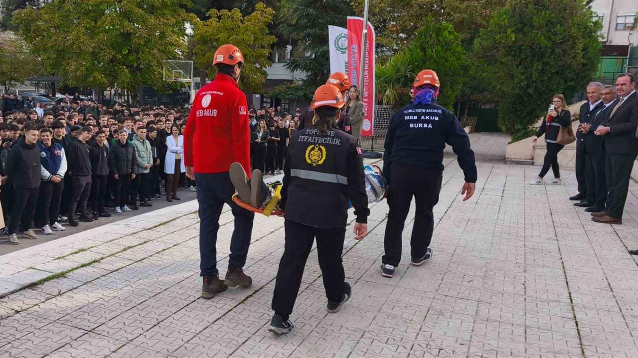 Bursa Tophane Mesleki ve Teknik Anadolu Lisesi Öğrencileri Deprem Tatbikatını Başarıyla Tamamladı