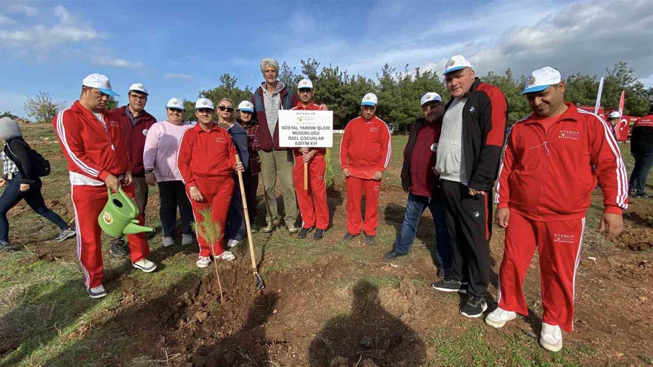Ayvalık'ta Gerçekleşen Fidan Dikim Etkinliğine Büyük Katılım Sağlandı