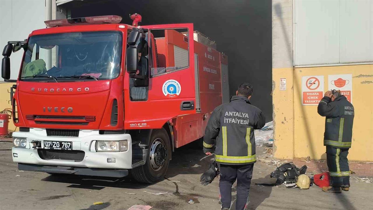 Antalya Kepez'de Geri Dönüşüm Fabrikasında Çıkan Yangın Kısa Sürede Söndürüldü