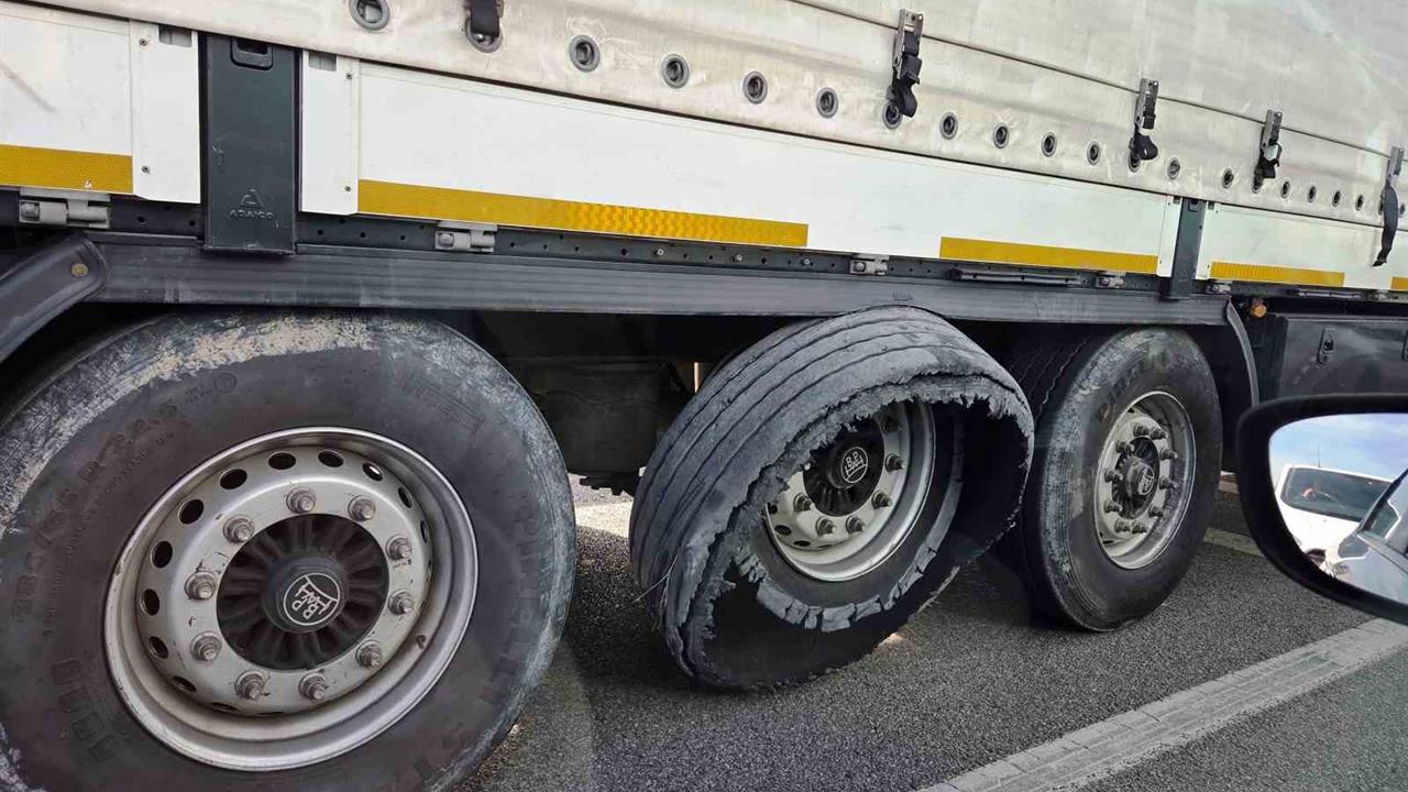 Samsun Çarşamba'da Lastiği Patlayan Tır, Tehlikeli Yolculuk Yaptı