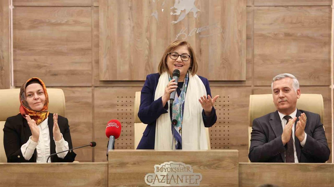 Gaziantep'te Umreden Dönen İkinci Kafile, Büyükşehir Belediye Başkanı Fatma Şahin ile Bir Araya Geldi.