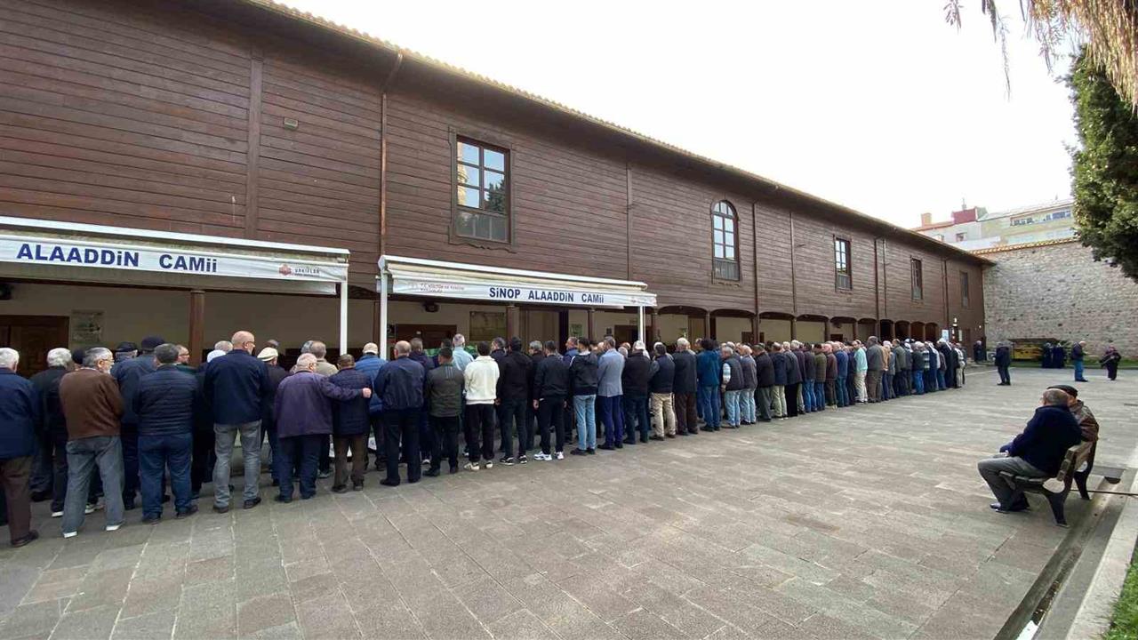 Sinop'ta Çöp Kamyonunun Çarptığı 66 Yaşındaki Fikriye Özdemir Toprağa Verildi