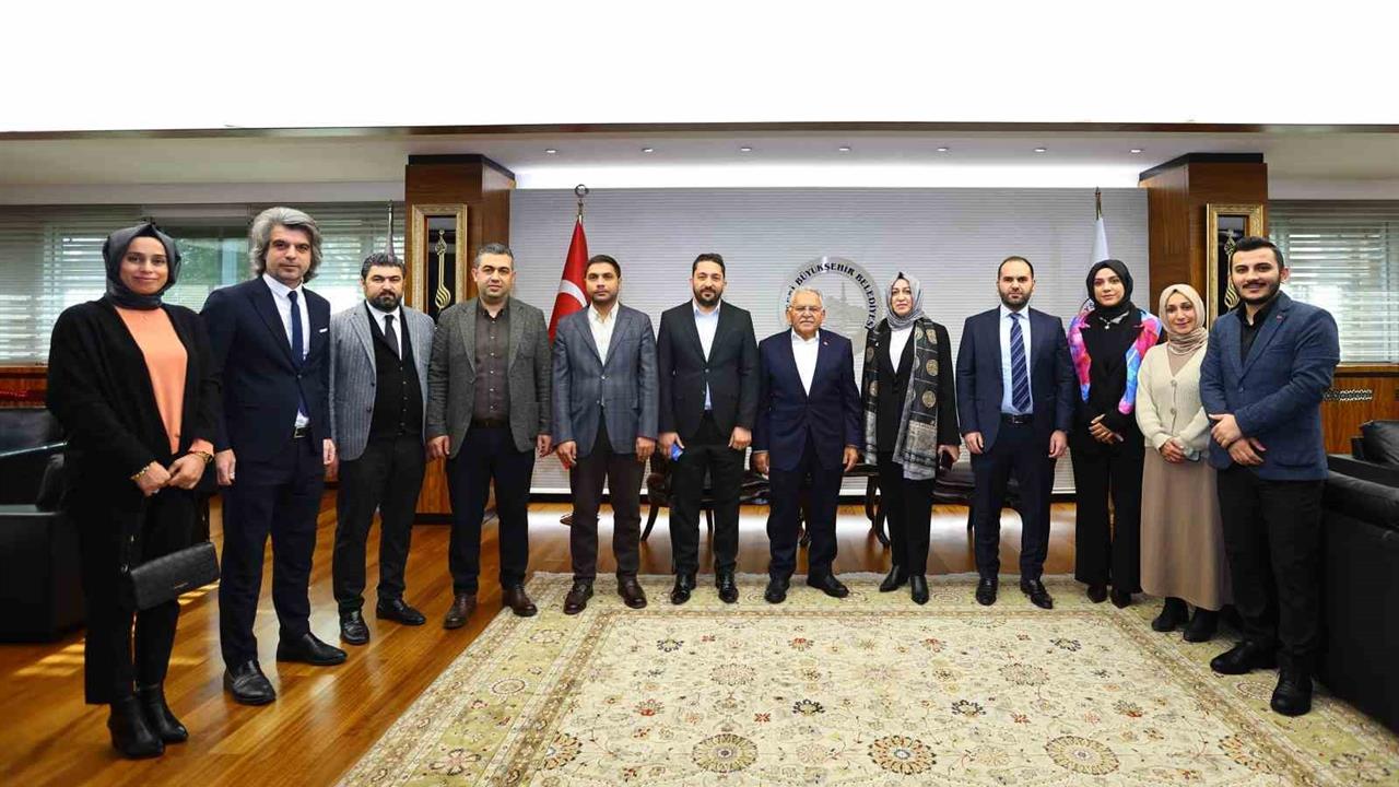 Kayseri Büyükşehir Belediye Başkanı Büyükkılıç, Hacılar İlçe Başkanı Kahraman'ı kabul etti.