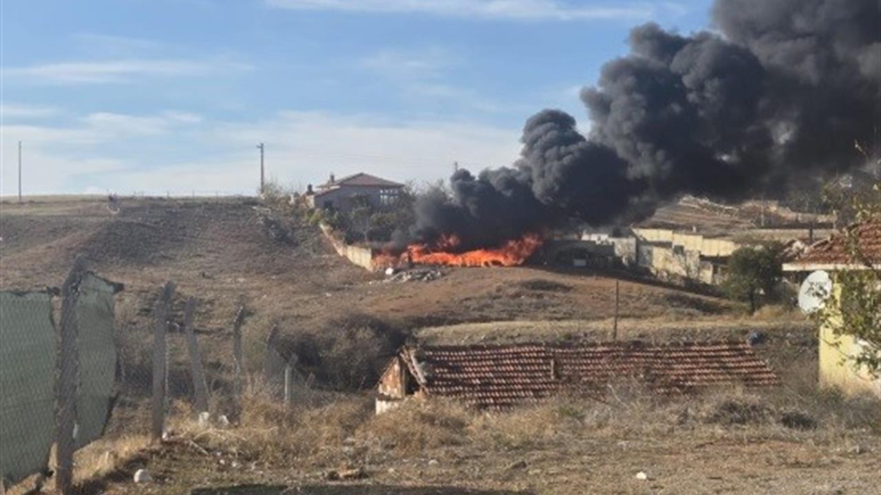 Kırşehir Kındam Mahallesi'nde Jandarma Ekipleri Yangını Kontrol Altına Aldı