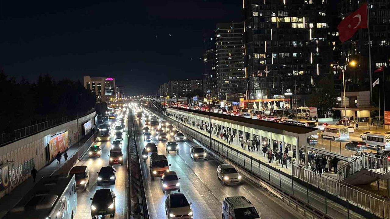 İstanbul'da Akşam Saatlerinde Trafik Yoğunluğu Yüzde 80'e Ulaştı