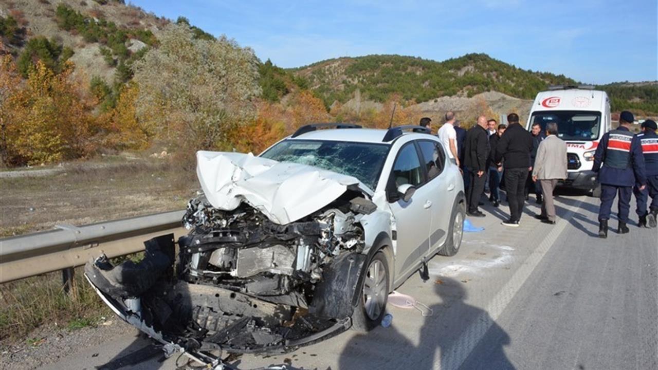 Amasya Taşova'da Otomobil ile Kamyonun Çarpışması Sonucu 3 Kişi Yaralandı