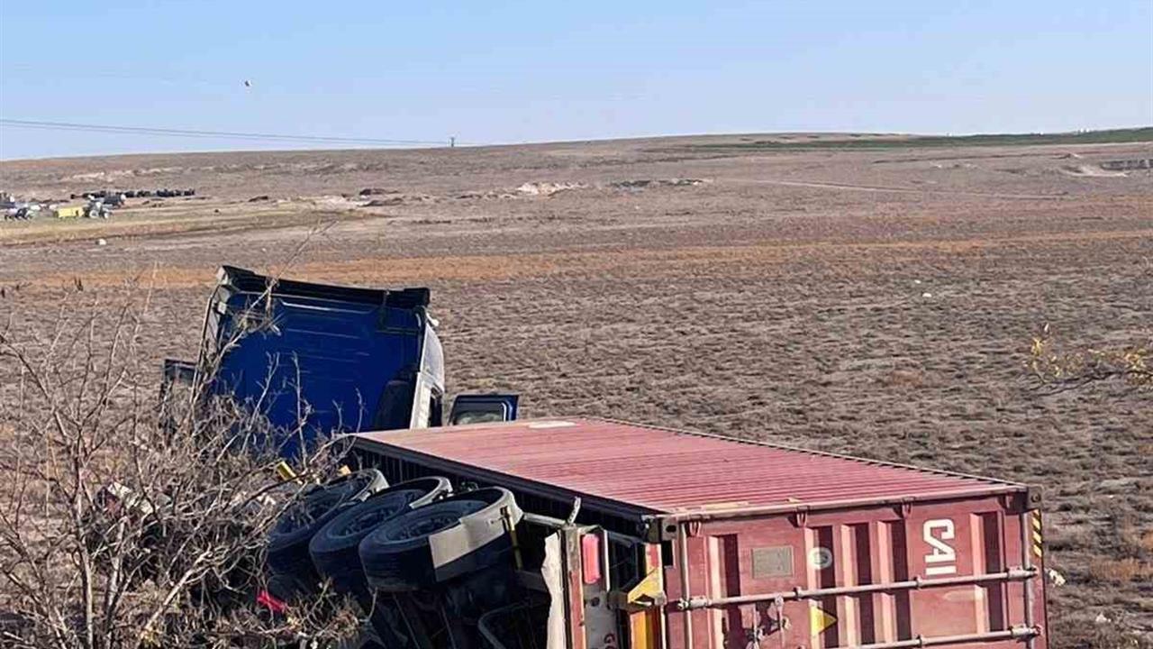 Konya Karapınar’da Devrilen Çekicinin Sürücüsü Hastaneye Kaldırıldı