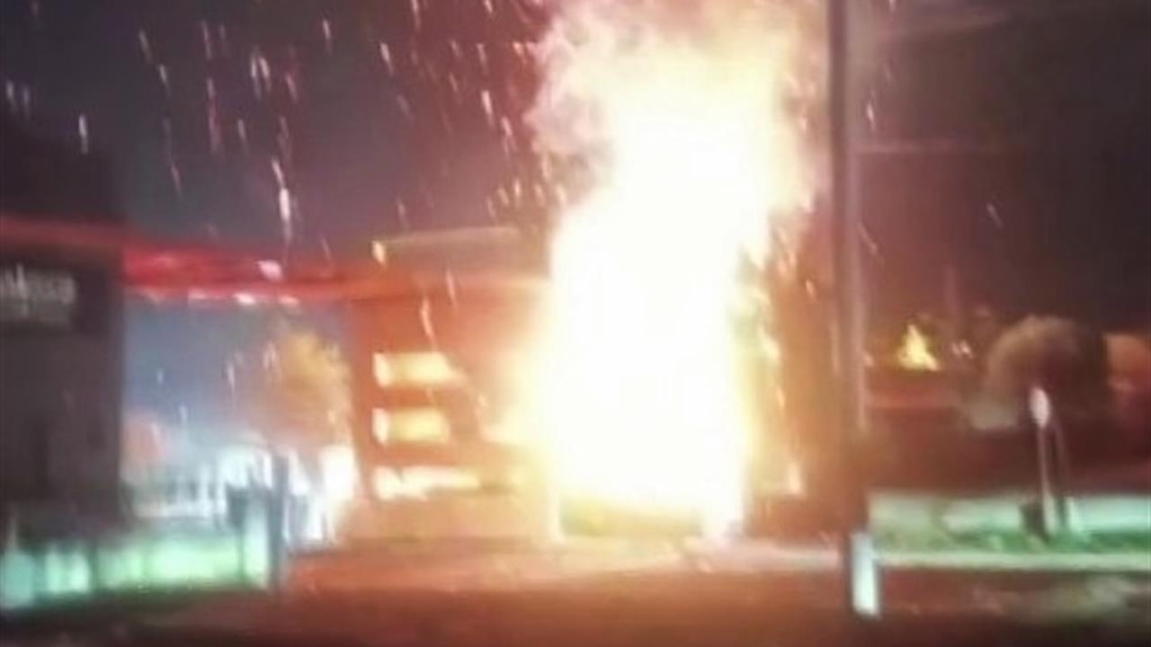 Sakarya Kaynarca'da Organize Sanayi Bölgesi Girişinde Trafo Patlaması Yaşandı