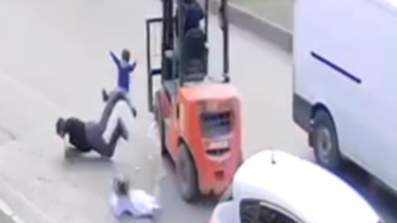 Mersin’de Ters Yönden Gelen Forklift, Baba ve İki Çocuğuna Çarptı: Şok Kaza Saniye Saniye Kamerada…