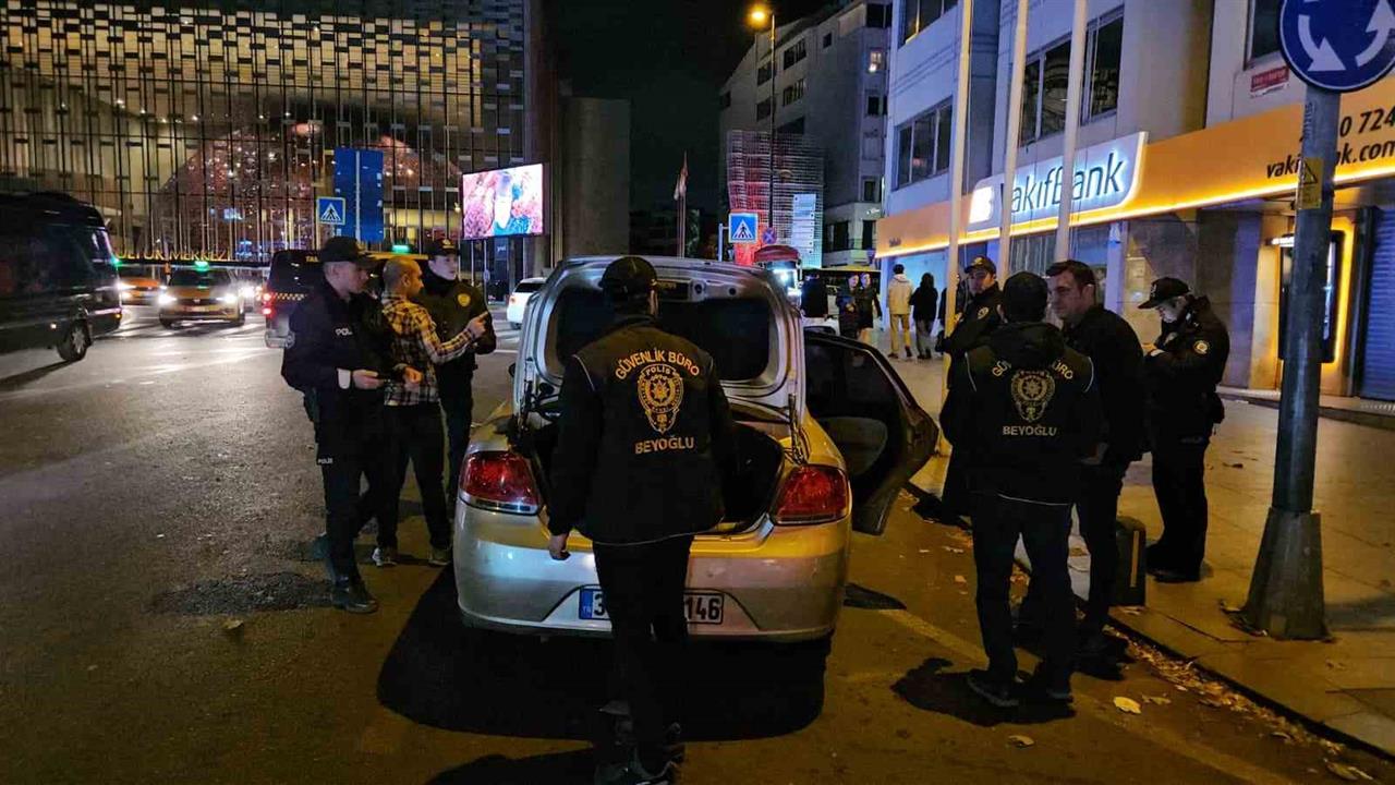 Taksim Meydanı'nda Uygulanan Huzur Denetiminde Alkollü Sürücüye 6 Ay Ehliyet Cezası