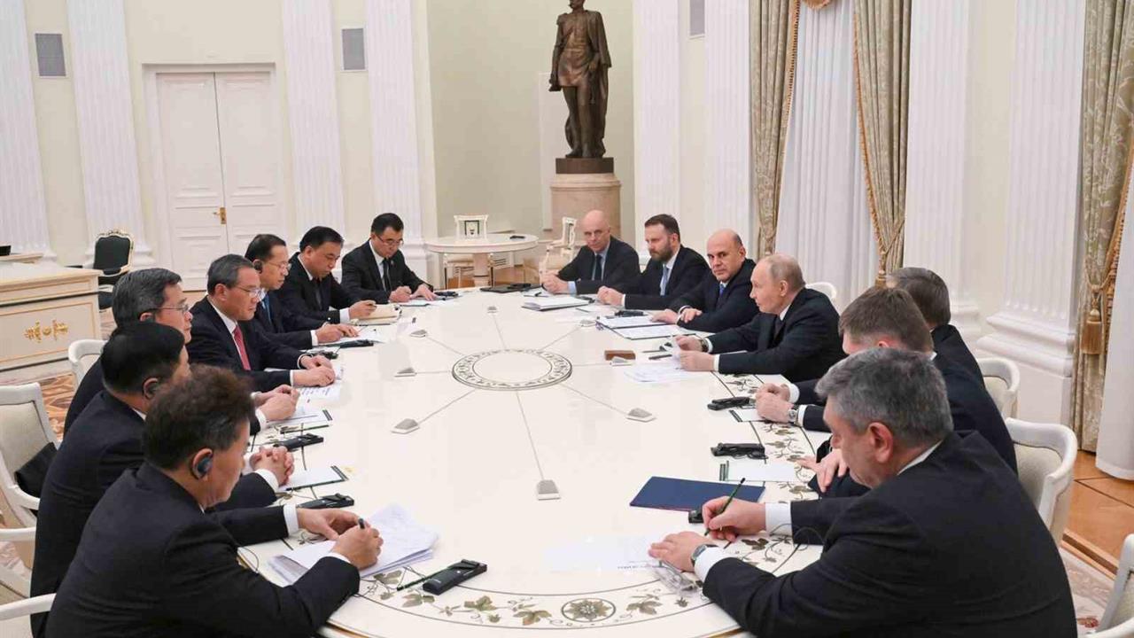 Moskova'da Putin, Çin Başbakanı Li Qiang ile Görüştü