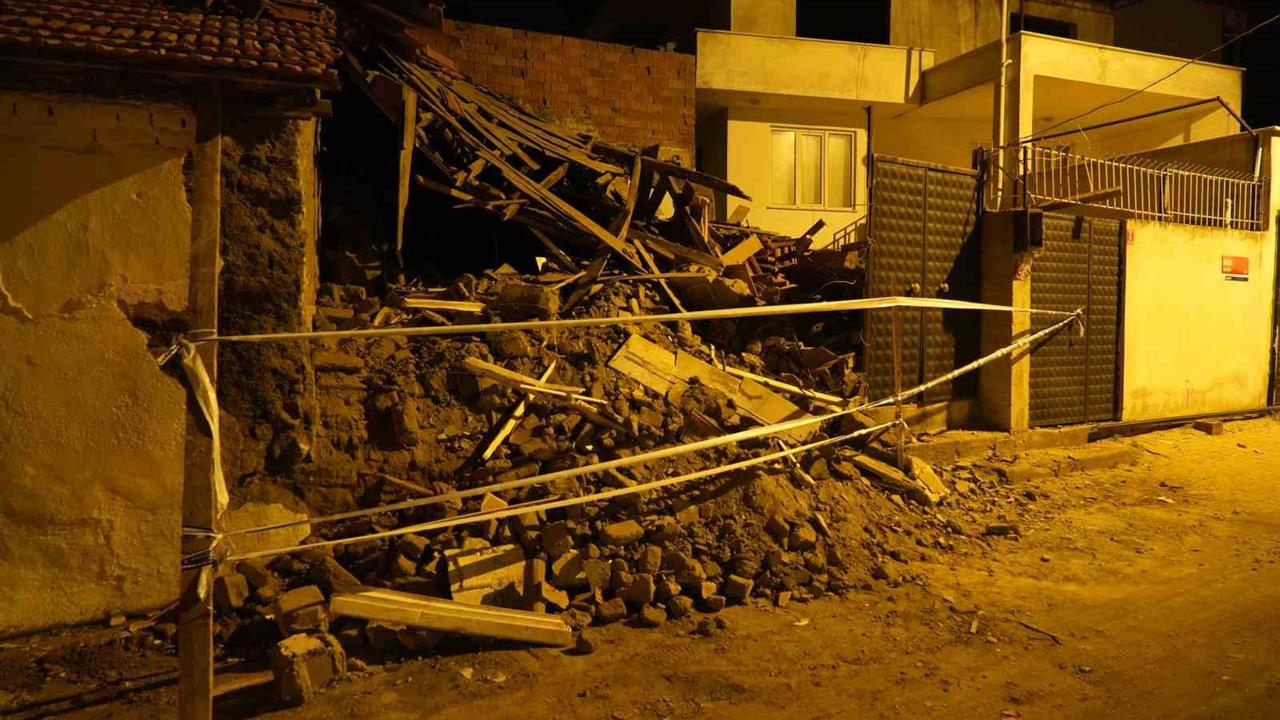 Balıkesir Edremit'te Metruk Bina Çöktü, Can Kaybı Yok