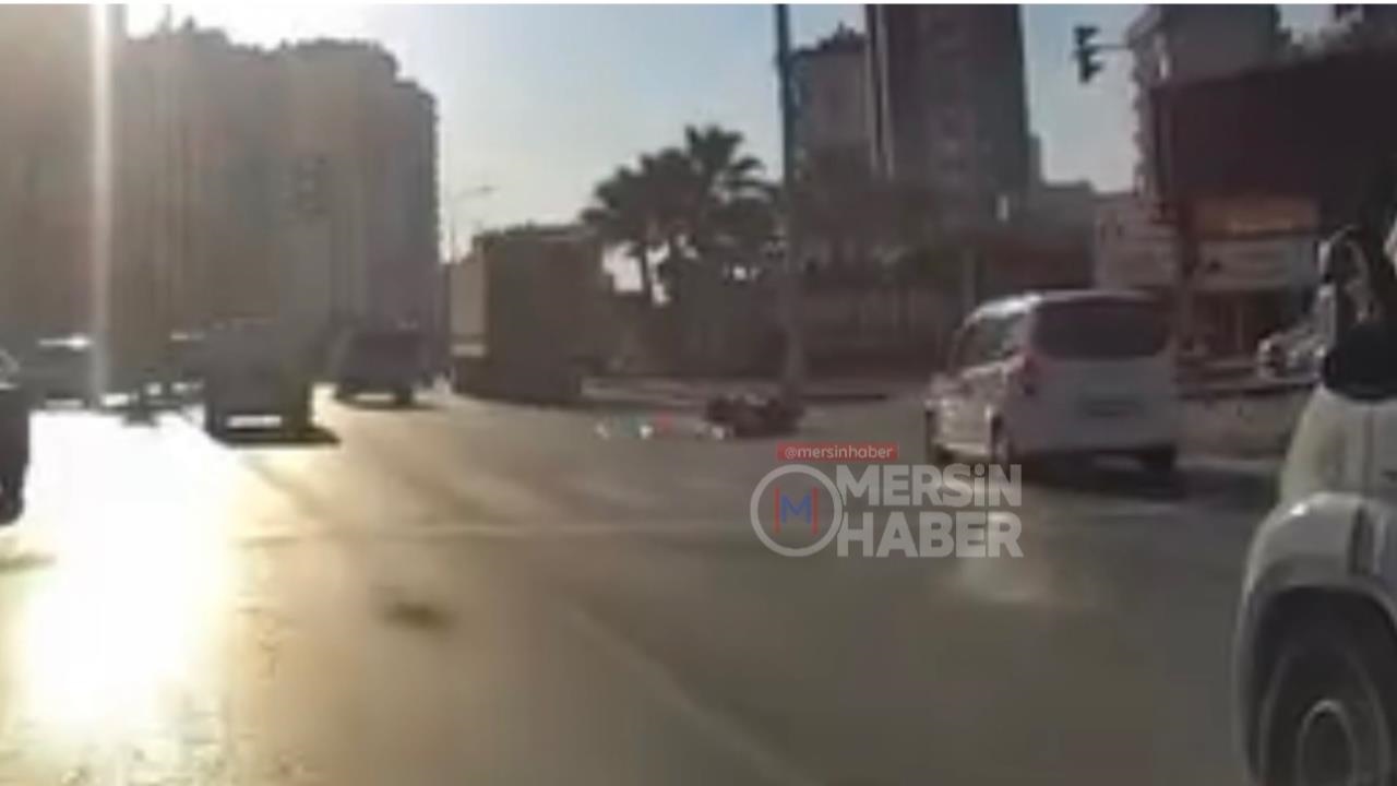 Motosiklete Arkadan Çarptı! Mersin Mezitli’de Işıkta Hareket Anında Kaza