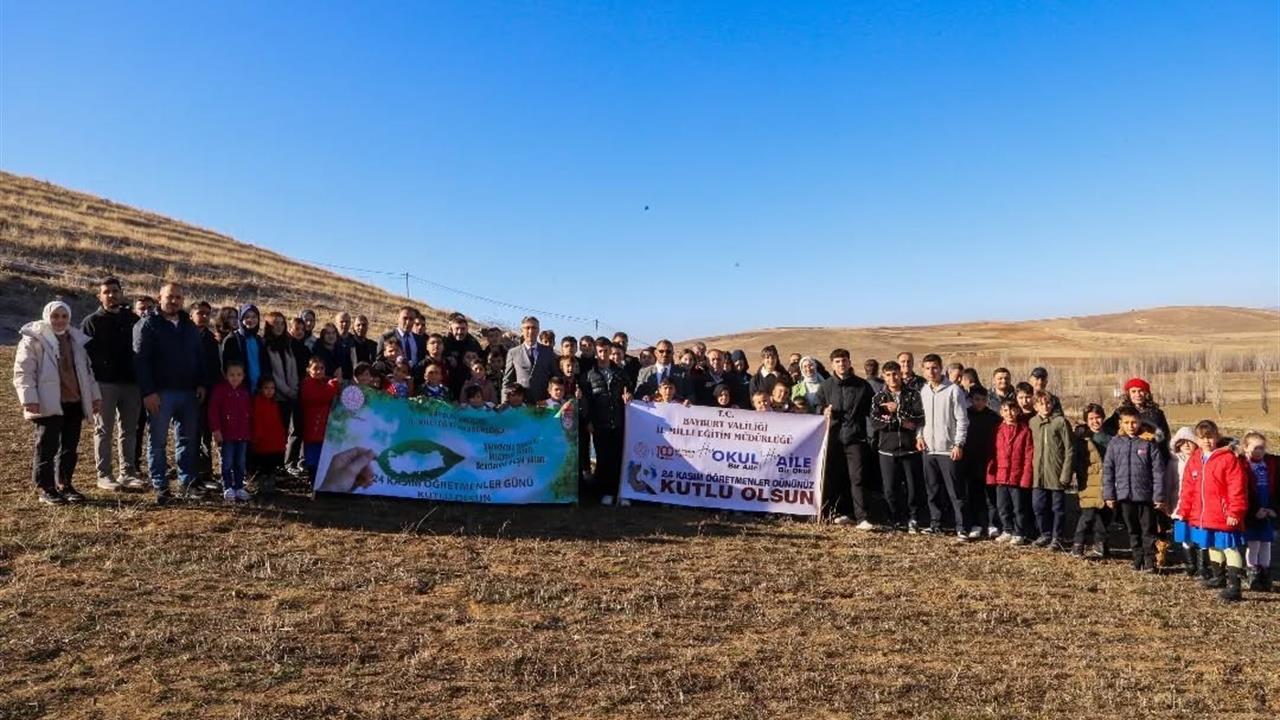 Bayburt'ta Öğretmenler Günü Nedeniyle 300 Fidan Toprakla Buluştu