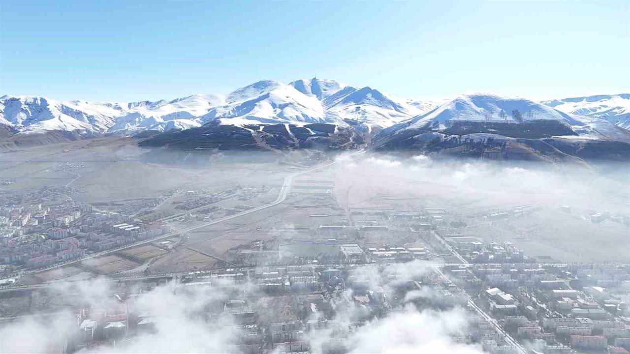 Erzurum Merkez'de Görülen Sis, Şehre Masalsı Bir Hava Verdi