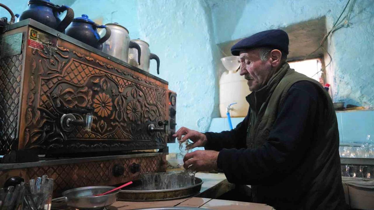 Muş Merkez'deki Tarihi Çay Ocağında 55 Yıldır Çay Demleyen Burhan İneci, Müşterileriyle Buluşmayı Bekliyor.