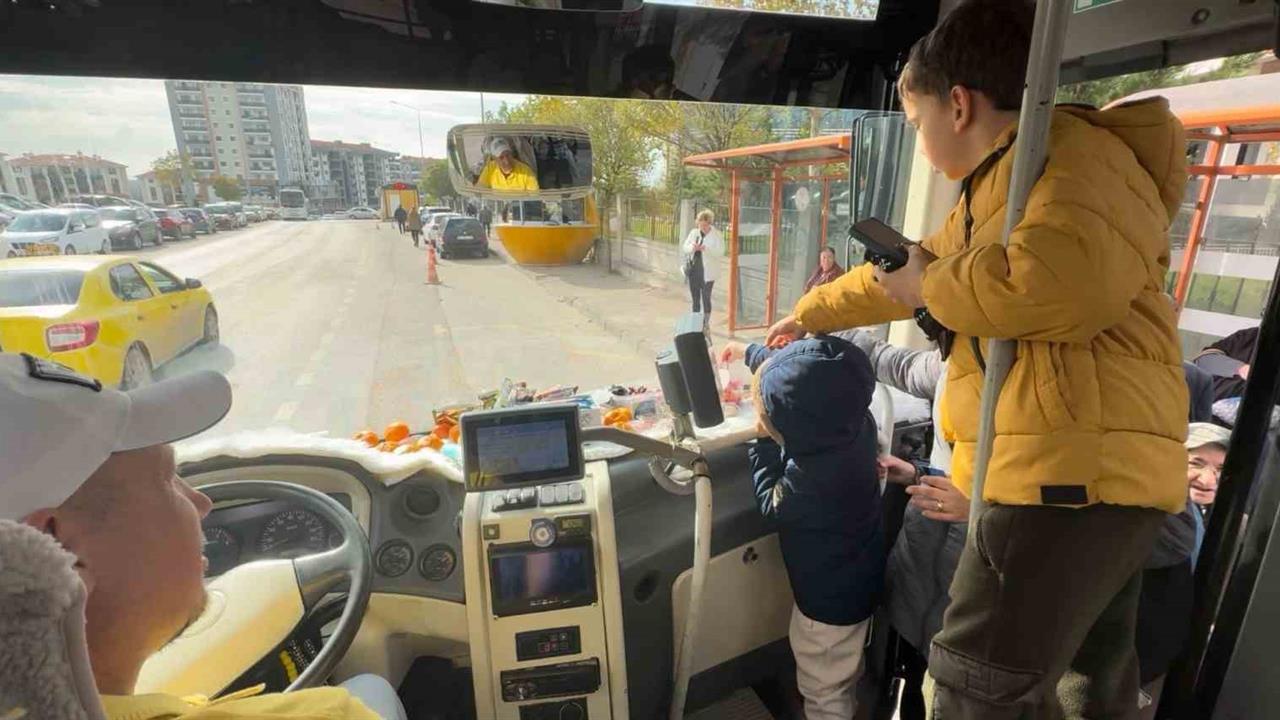 Edirne'de Minibüs Şoförü Yolcularına Meyve ve Şekerleme İkram Ediyor