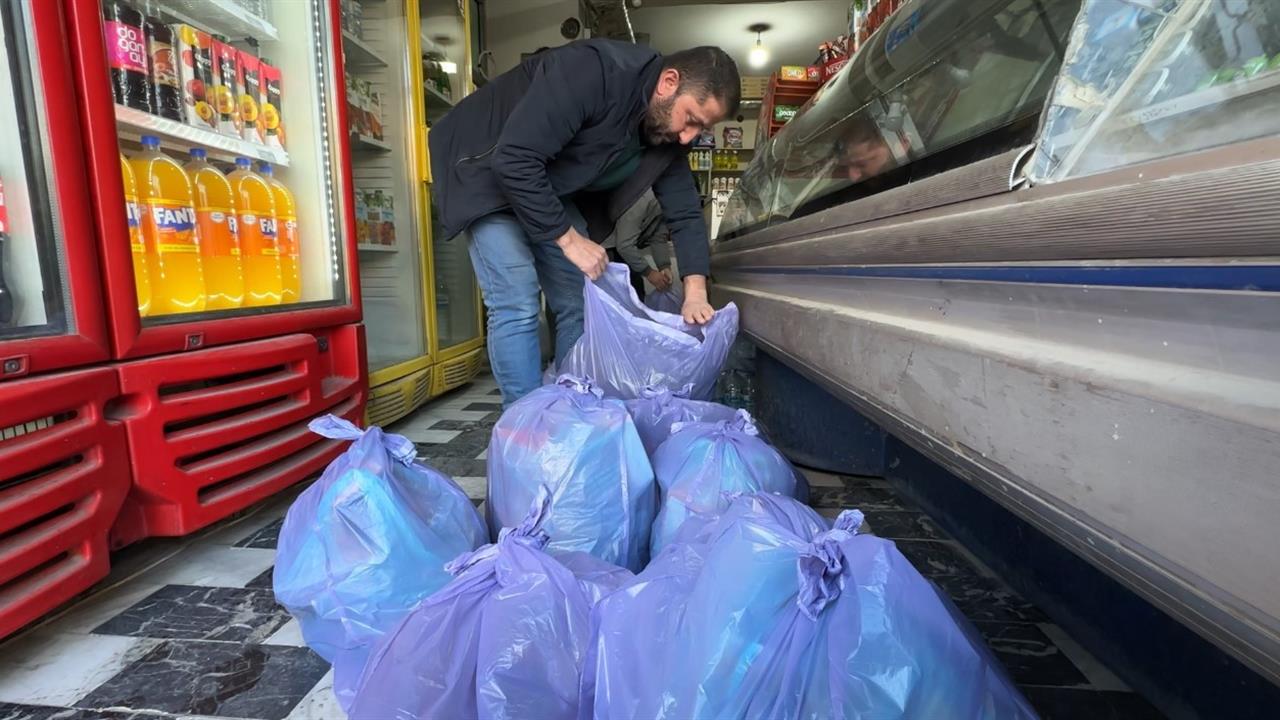 Hakkari Yüksekova'da 30 Yıl Esnaflık Yapan Abdullah Birtek, 500 Öğrenciye Kırtasiye Malzemesi Hediye Etti
